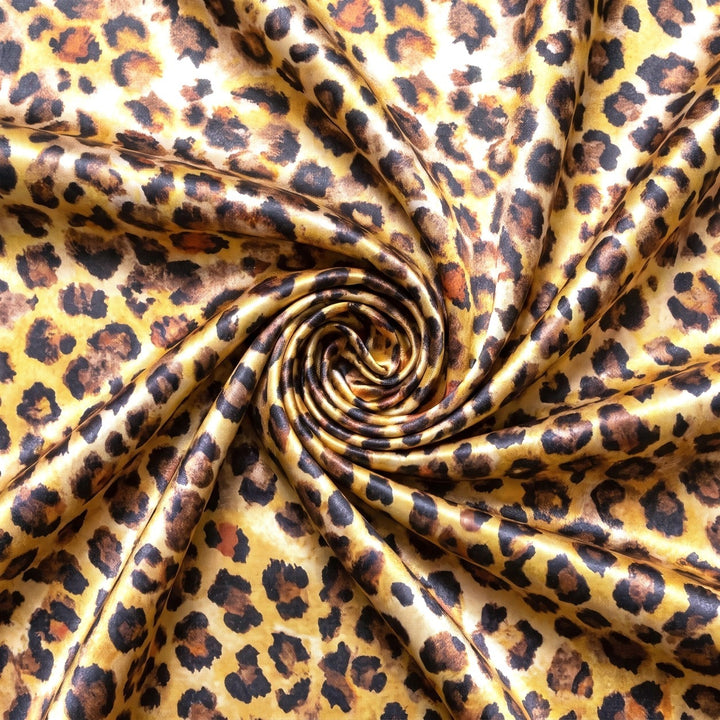 SILKE M. LEOPARD PRINT – stoffet samlet i en blød swirl, med printet synligt (billede 1 af 3)