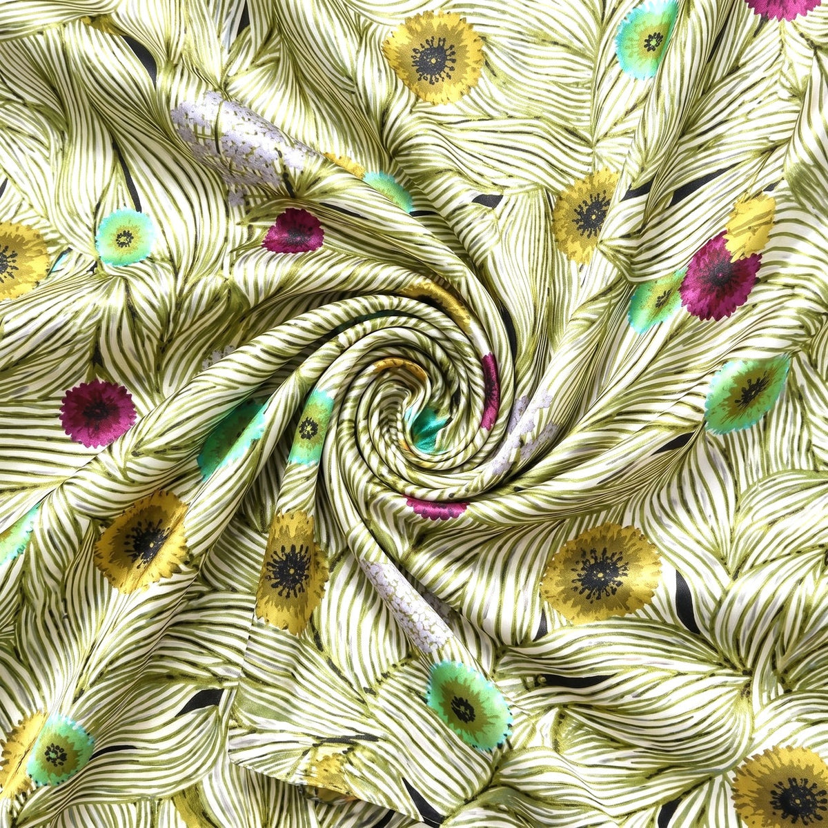 SILKE MED BOTANISK MØNSTER - FORÅR – stoffet samlet i en blød swirl, med printet synligt (billede 1 af 3)