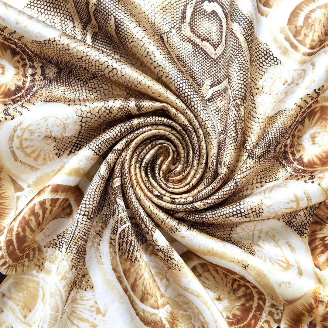 SILKE MED SLANGESKINDSPRINT – stoffet samlet i en blød swirl, med printet synligt (billede 1 af 3)