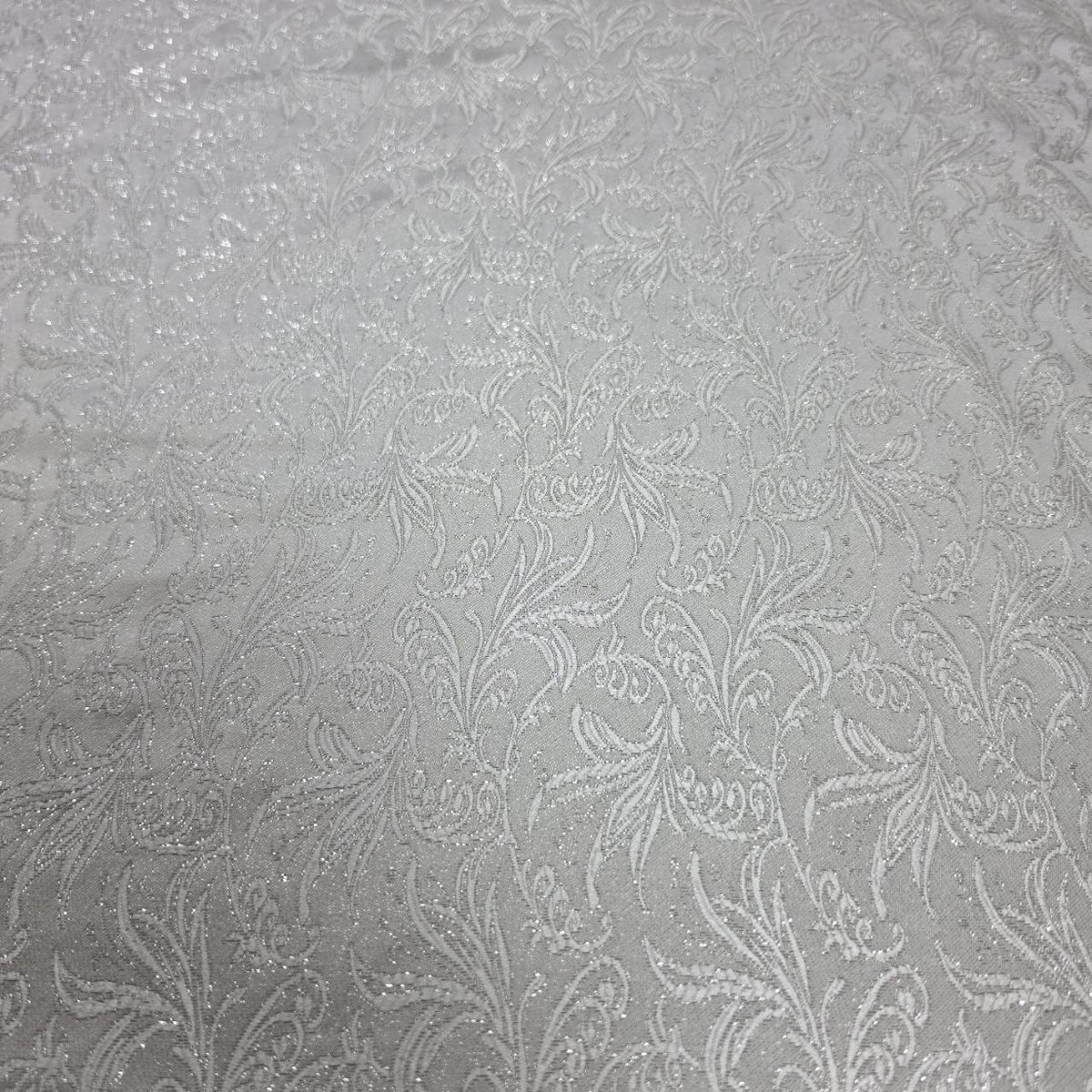 Sølv satin jacquard stof med blomstermønster — fladt