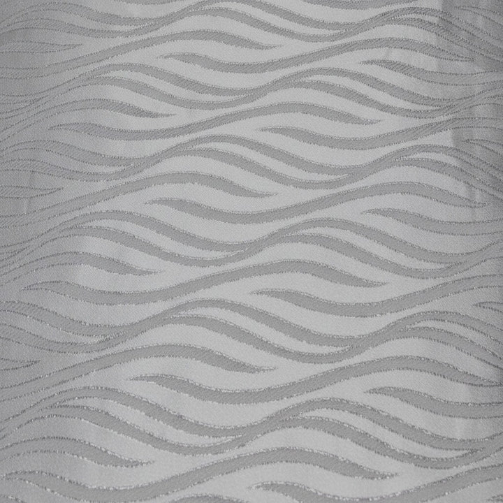 Sølv satin jacquard stof med bølgemønster — fladt