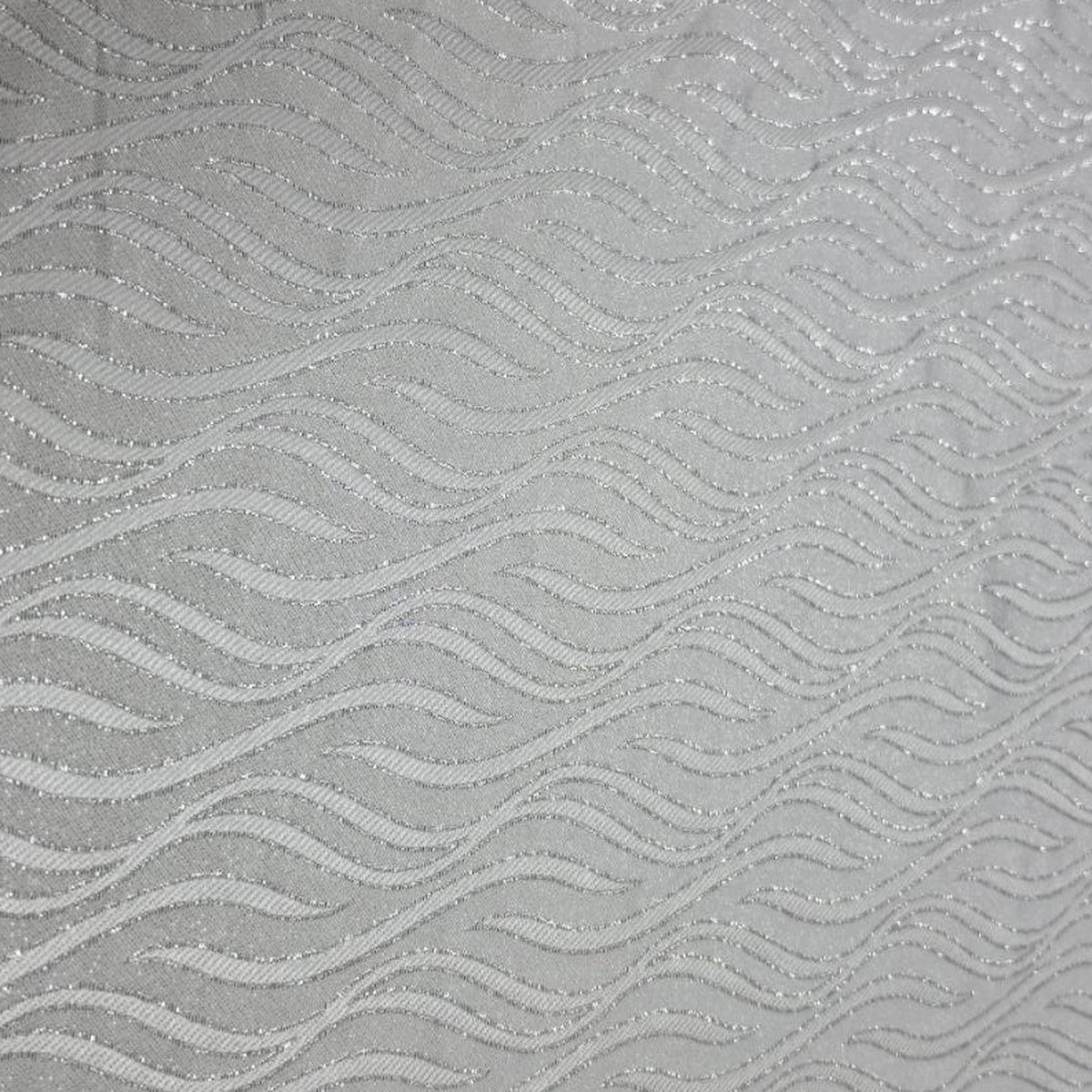 Sølv satin jacquard stof med bølgemønster — nærbillede
