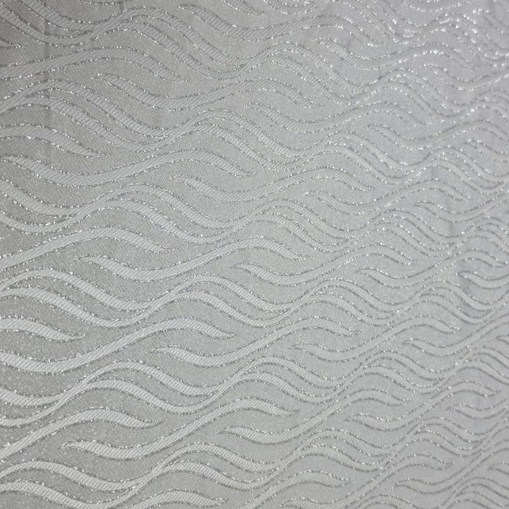 Sølv satin jacquard stof med bølgemønster — nærbillede