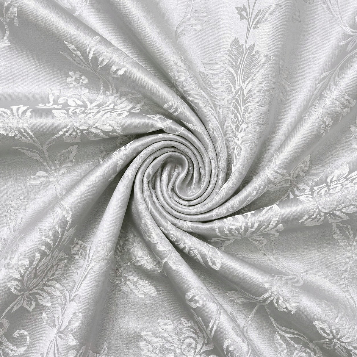 SØLV SATIN JACQUARD STOF MED BLOMSTERRANKER – stoffet samlet i en blød swirl, med det vævede mønster synligt (billede 1 af 3)