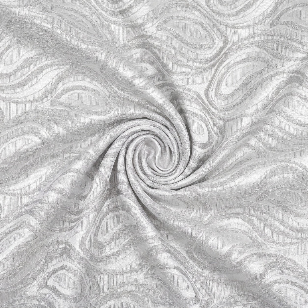 SØLV SATIN JACQUARD STOF MED DRÅBEMOTIV – stoffet samlet i en blød swirl, med det vævede mønster synligt (billede 1 af 3)