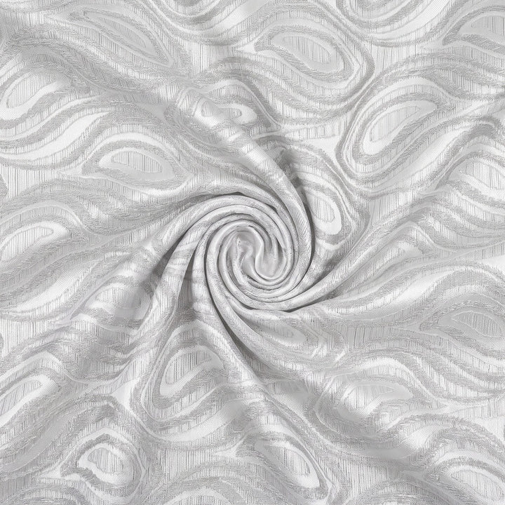SØLV SATIN JACQUARD STOF MED DRÅBEMOTIV – stoffet samlet i en blød swirl, med det vævede mønster synligt (billede 1 af 3)