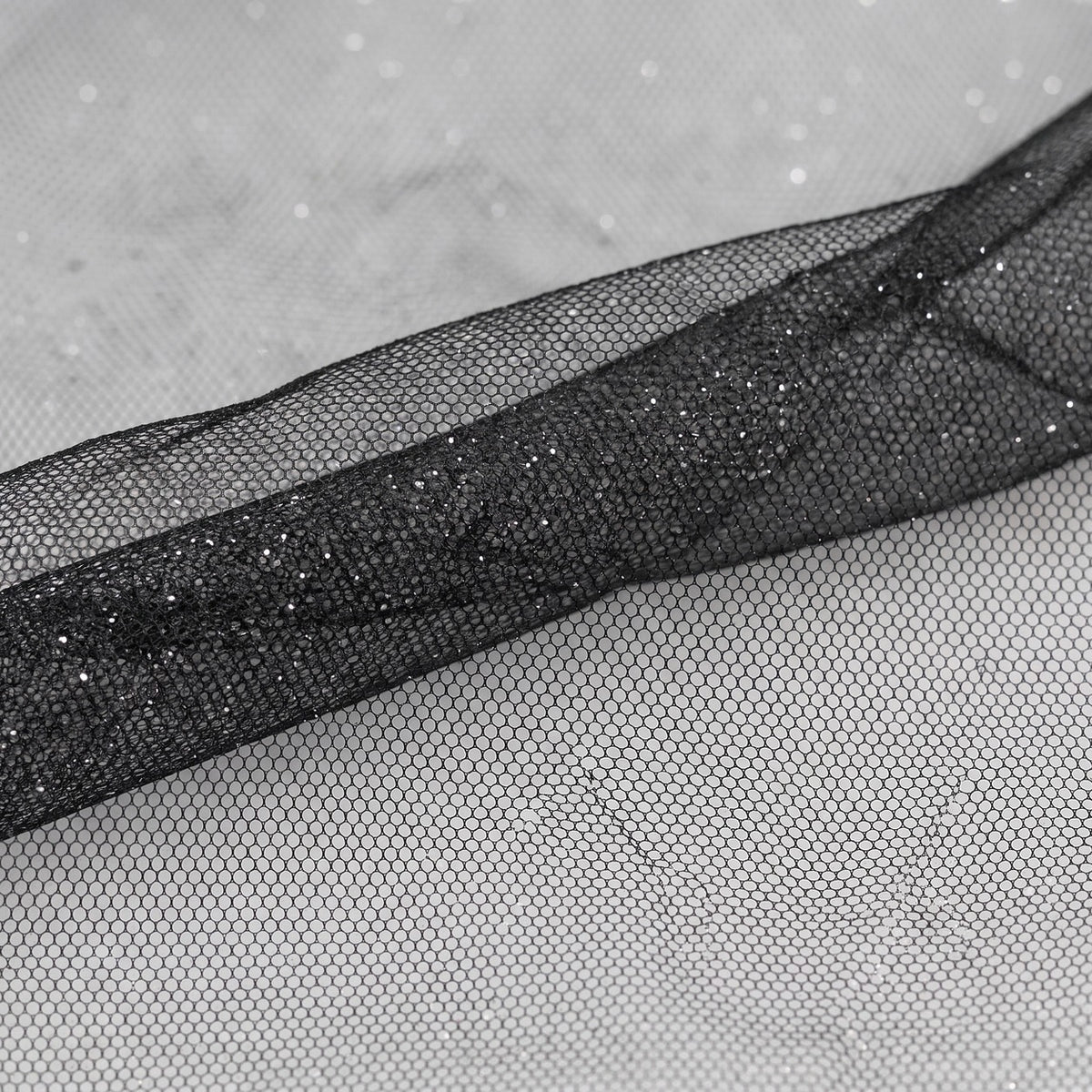 Sort glitter tyl med metallic — nærbillede af netstruktur og glitter