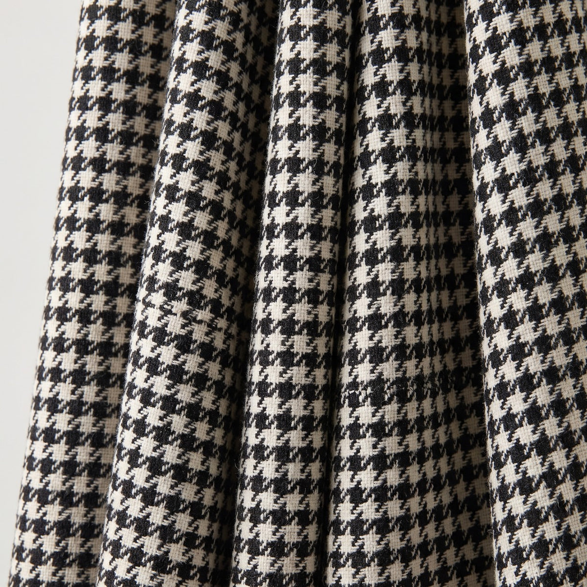 Sort og hvid houndstooth-uld/polyester med tern (billede 2 af 3)
