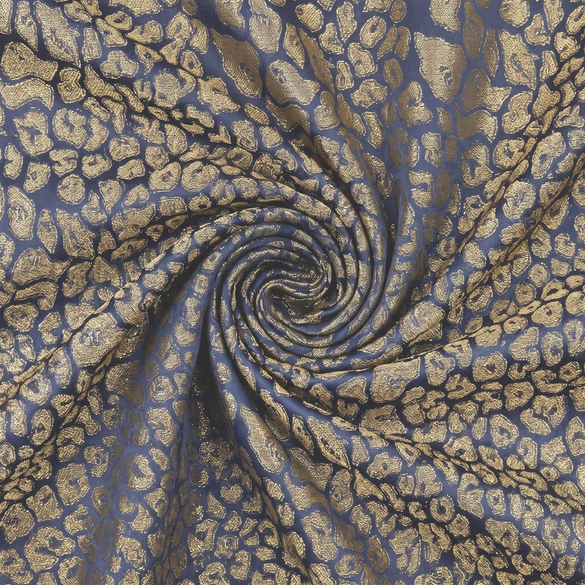 MØRKEBLÅ SATIN JACQUARD STOF MED GULD LEOPARDPLETTER – stoffet samlet i en blød swirl, med det vævede mønster synligt (billede 1 af 3)
