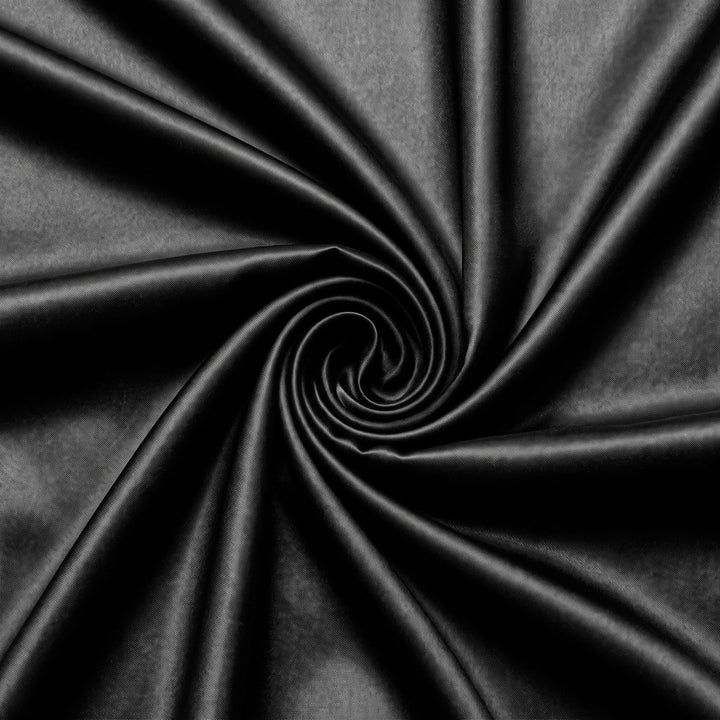 Garn & Metervarer Pure Silk SORT 100% SILKE SATIN – stoffet samlet i en blød swirl, med printet synligt (billede 1 af 3)