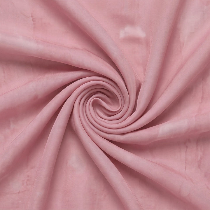Støvet rosa silke chiffon – stoffet samlet i en blød swirl (billede 1 af 3)