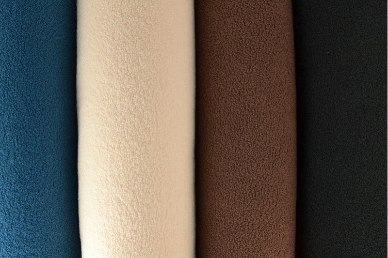 SØLVGRÅ TEDDY STOF MED STRÆK – BLØDT & VARMEISOLERENDE