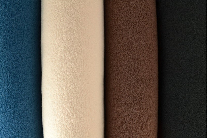 SØLVGRÅ TEDDY STOF MED STRÆK – BLØDT & VARMEISOLERENDE