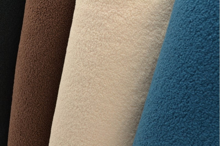 SØLVGRÅ TEDDY STOF MED STRÆK – BLØDT & VARMEISOLERENDE