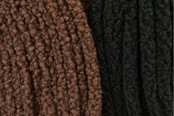 SØLVGRÅ TEDDY STOF MED STRÆK – BLØDT & VARMEISOLERENDE