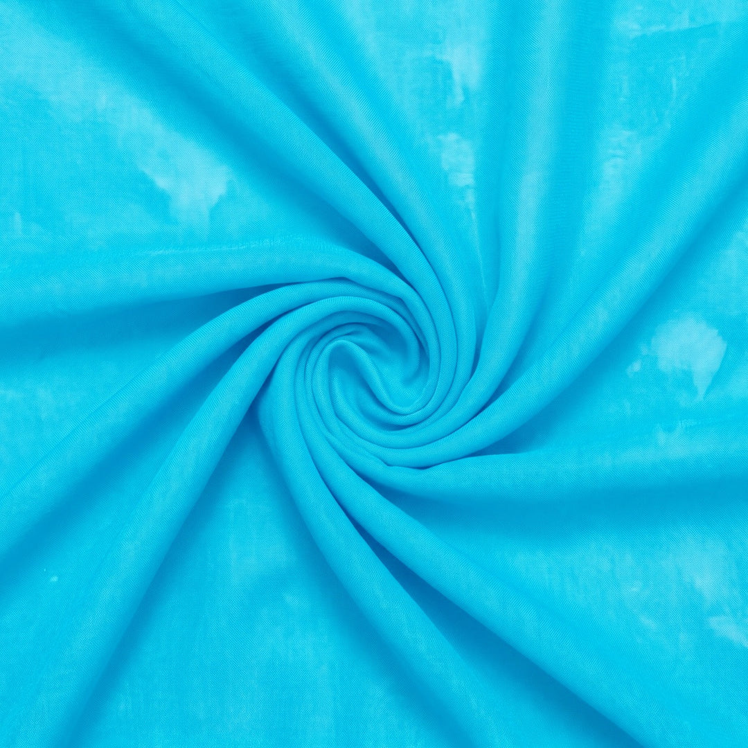 Turkis silke chiffon 90 cm – stoffet samlet i en blød swirl med plet/misfarvning (billede 1 af 2)