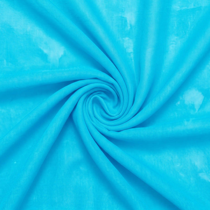 Turkis silke chiffon 90 cm – stoffet samlet i en blød swirl med plet/misfarvning (billede 1 af 2)