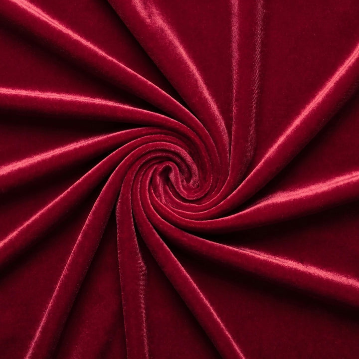 VINRØDT MICRO VELOUR STOF – stoffet samlet i en blød swirl (billede 1 af 3)