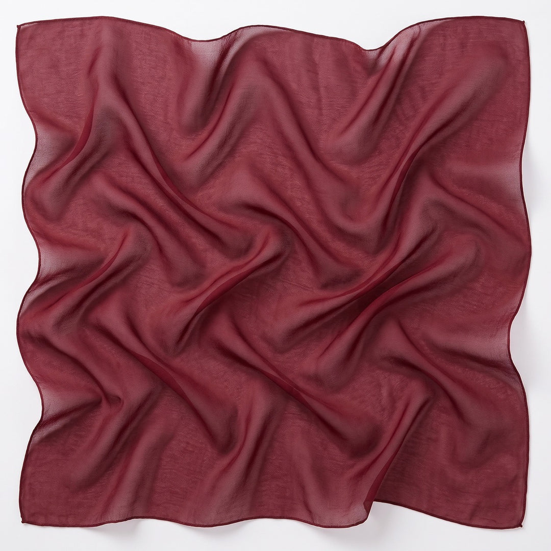 Vinrødt silke chiffon stof – stofstykke med bløde folder