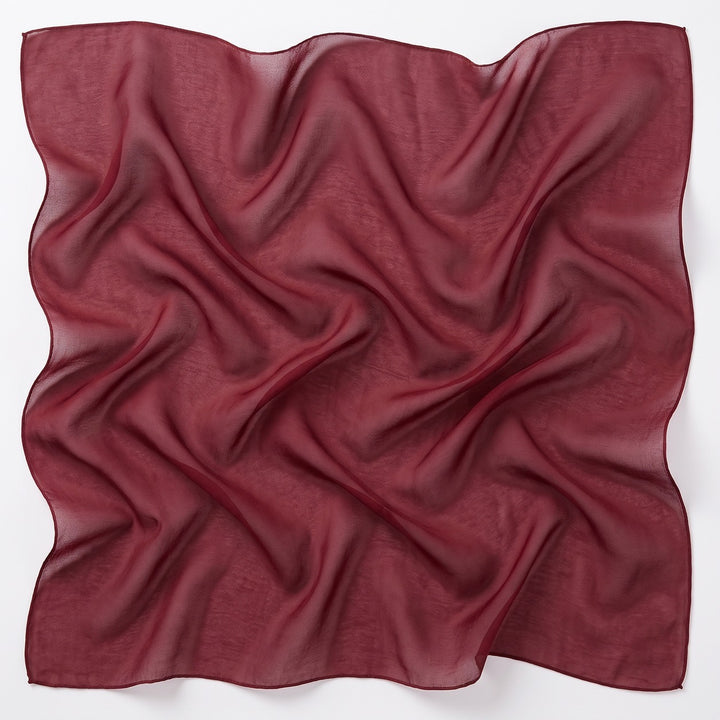 Vinrødt silke chiffon stof – stofstykke med bløde folder
