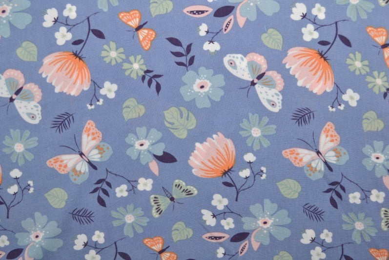 BLÅT VISKOSE STOF MED BLOMSTER OG SOMMERFUGLE PRINT – LET FALD & ELEGANT MAT GLANS