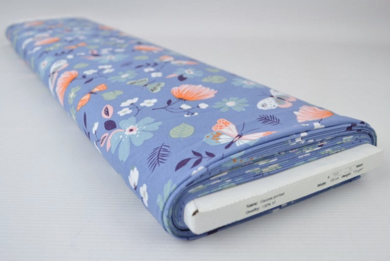 BLÅT VISKOSE STOF MED BLOMSTER OG SOMMERFUGLE PRINT – LET FALD & ELEGANT MAT GLANS