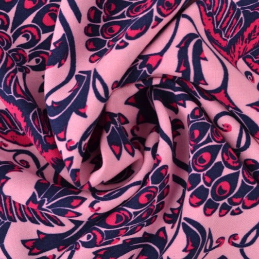 LYSERØDT VISKOSE STOF MED PÅFUGLE PRINT – LET FALD & ELEGANT MAT GLANS