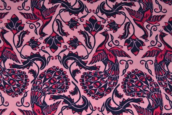 LYSERØDT VISKOSE STOF MED PÅFUGLE PRINT – LET FALD & ELEGANT MAT GLANS