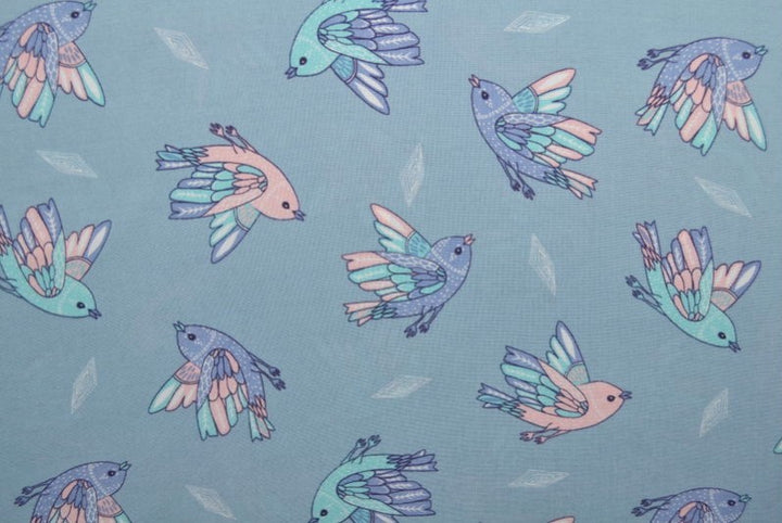 LYSEBLÅT VISKOSE STOF MED PASTEL FUGLE PRINT – LET FALD & ELEGANT MAT GLANS