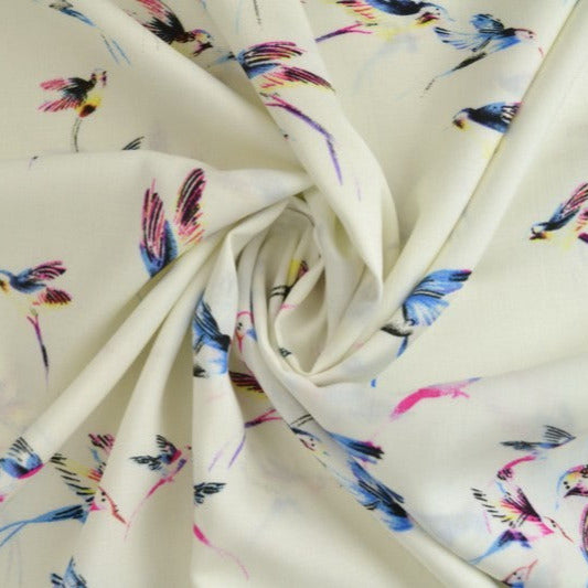 RÅHVIDT VISKOSE STOF MED KOLIBRI PRINT – LET FALD & ELEGANT MAT GLANS