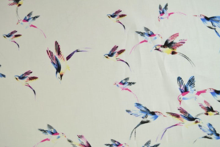 RÅHVIDT VISKOSE STOF MED KOLIBRI PRINT – LET FALD & ELEGANT MAT GLANS