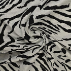 VISKOSE STOF MED ABSTRAKT ZEBRAPRINT