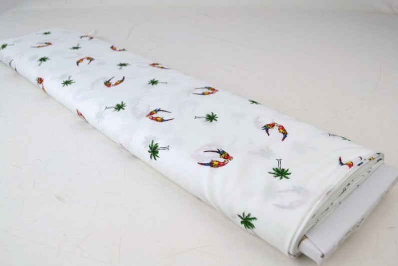 HVIDT VISKOSE STOF MED PAPEGØJE OG PALME PRINT – LET FALD & ELEGANT MAT GLANS