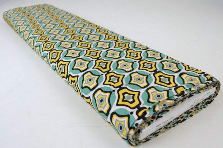 VISKOSE STOF MED TURKIS OG GULT GEOMETRISK BUE PRINT – LET FALD & ELEGANT MAT GLANS