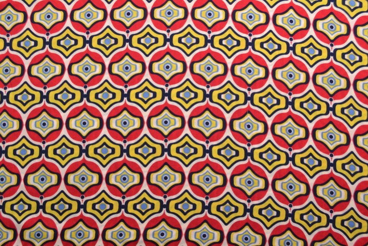 VISKOSE STOF MED RØDT OG GULT GEOMETRISK BUE PRINT – LET FALD & ELEGANT MAT GLANS