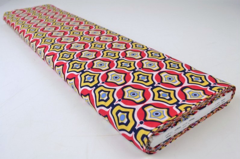 VISKOSE STOF MED RØDT OG GULT GEOMETRISK BUE PRINT – LET FALD & ELEGANT MAT GLANS