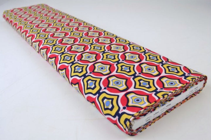 VISKOSE STOF MED RØDT OG GULT GEOMETRISK BUE PRINT – LET FALD & ELEGANT MAT GLANS