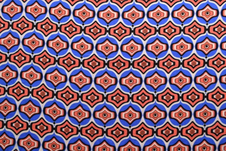 VISKOSE STOF MED RØDT OG BLÅT GEOMETRISK BUE PRINT – LET FALD & ELEGANT MAT GLANS