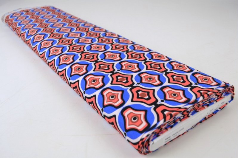 VISKOSE STOF MED RØDT OG BLÅT GEOMETRISK BUE PRINT – LET FALD & ELEGANT MAT GLANS