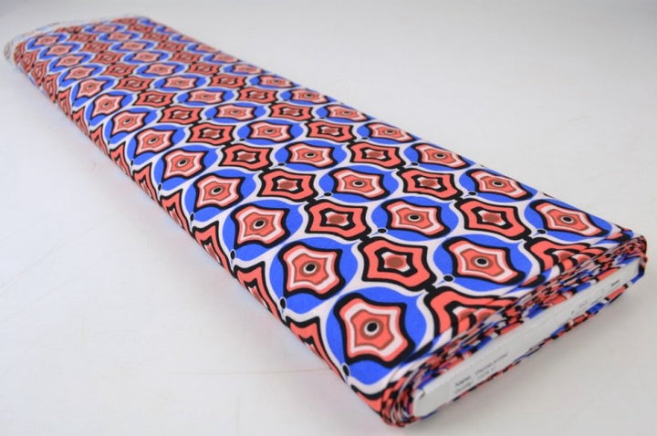 VISKOSE STOF MED RØDT OG BLÅT GEOMETRISK BUE PRINT – LET FALD & ELEGANT MAT GLANS