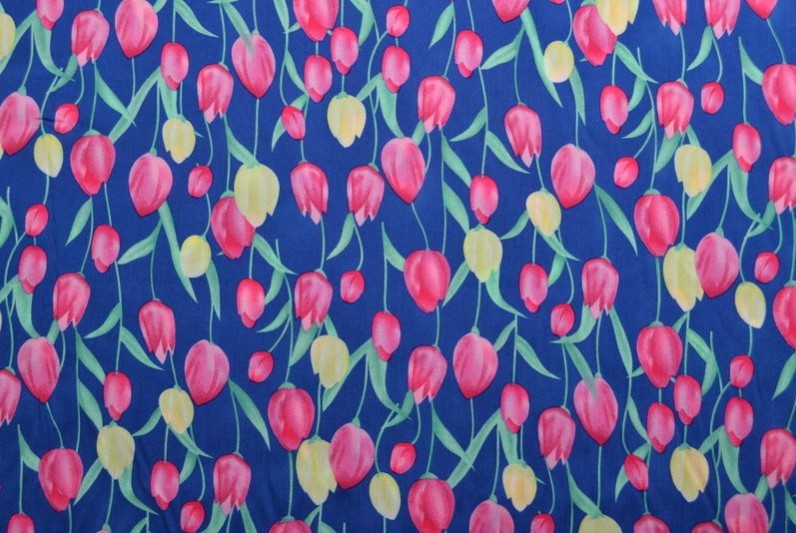 BLÅT VISKOSE STOF MED TULIPAN PRINT – LET FALD & ELEGANT MAT GLANS