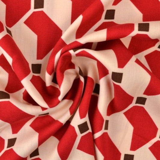 RÅHVIDT VISKOSE STOF MED RØDT GEOMETRISK PRINT – LET FALD & ELEGANT MAT GLANS