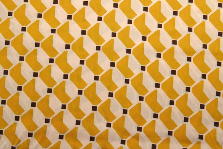 RÅHVIDT VISKOSE STOF MED GULT GEOMETRISK PRINT – LET FALD & ELEGANT MAT GLANS