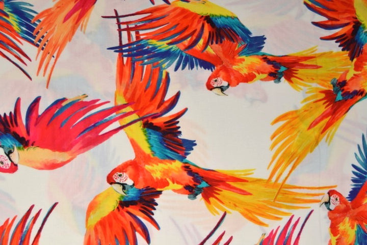 HVIDT VISKOSE STOF MED PAPEGØJER – LET FALD & ELEGANT MAT GLANS