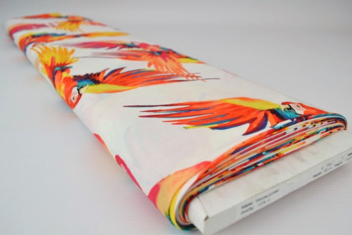 HVIDT VISKOSE STOF MED PAPEGØJER – LET FALD & ELEGANT MAT GLANS