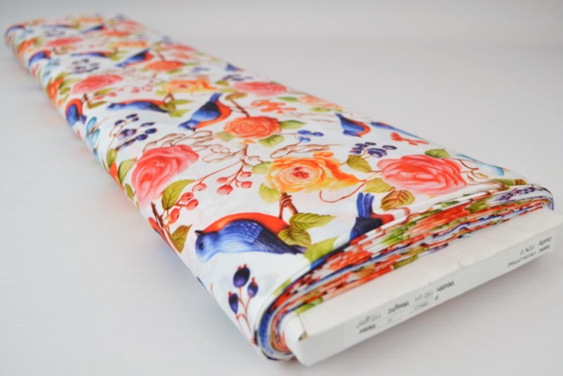 HVIDT VISKOSE STOF MED FUGLE OG ROSER – LET FALD & ELEGANT MAT GLANS