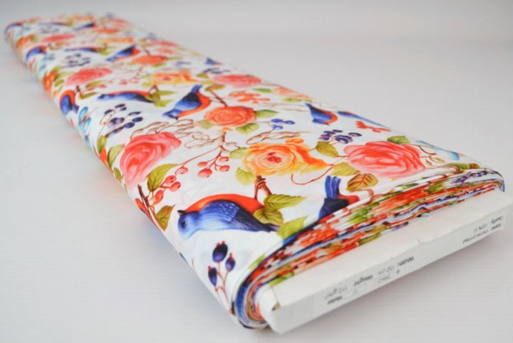 HVIDT VISKOSE STOF MED FUGLE OG ROSER – LET FALD & ELEGANT MAT GLANS