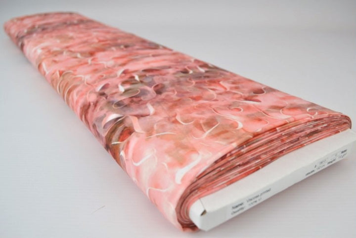 LYSERØDT VISKOSE STOF MED S KURVER – LET FALD & ELEGANT MAT GLANS