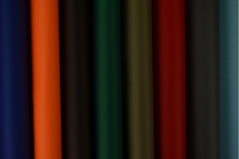 GRÅ LET VANDTÆT POLYESTER – SLIDSTÆRK & HURTIGTTØRRENDE