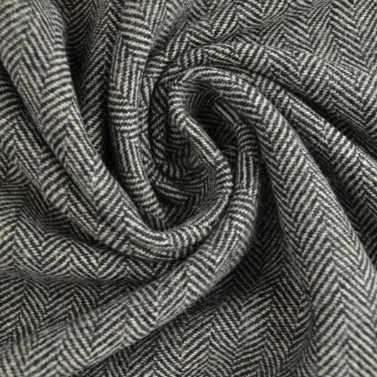 GRÅ ULD/POLYESTER STOF MED TWEEDSTRUKTUR MED SILDEBENSMØNSTER